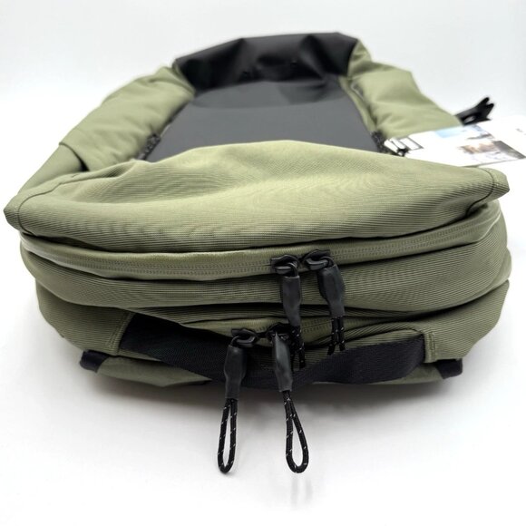 NEW Thule Paramount Commuter Backpack 27L Olivine w Reflective Rain Cover - Picture 9 of 14
